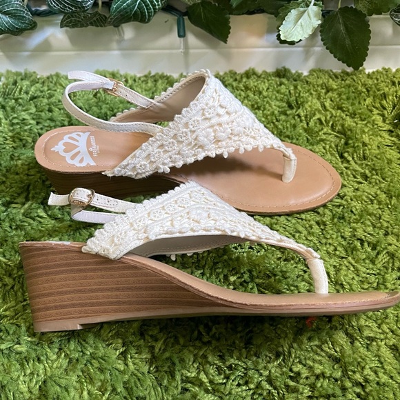 Fergalicious Women's Calmly Wedge Sandal color Cream Crotchet size 8 - Picture 6 of 11